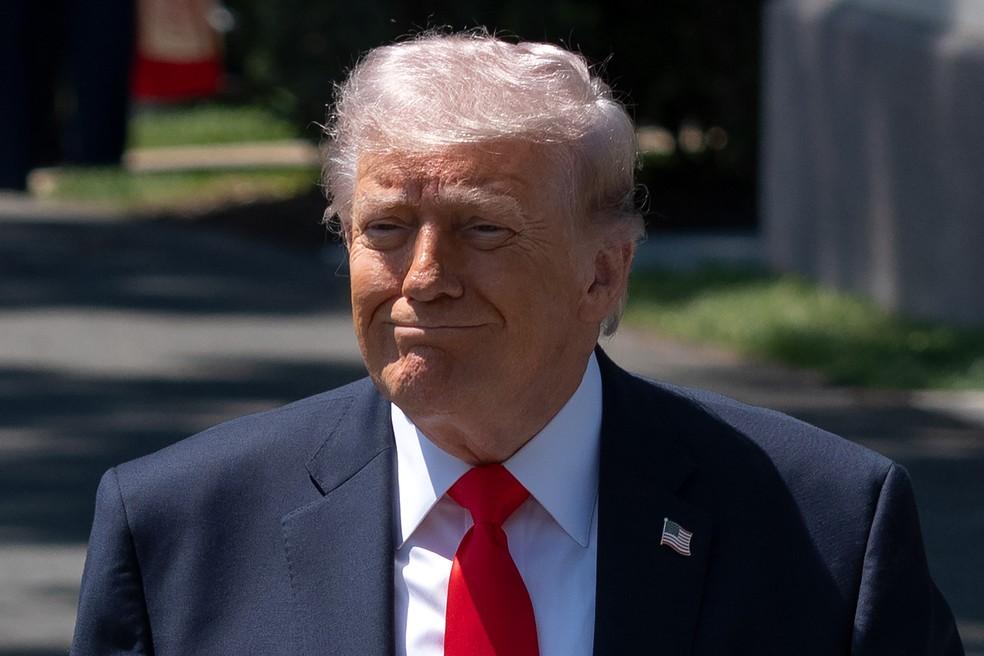 Donald Trump se preparando para embarcar no helicóptero Marine One