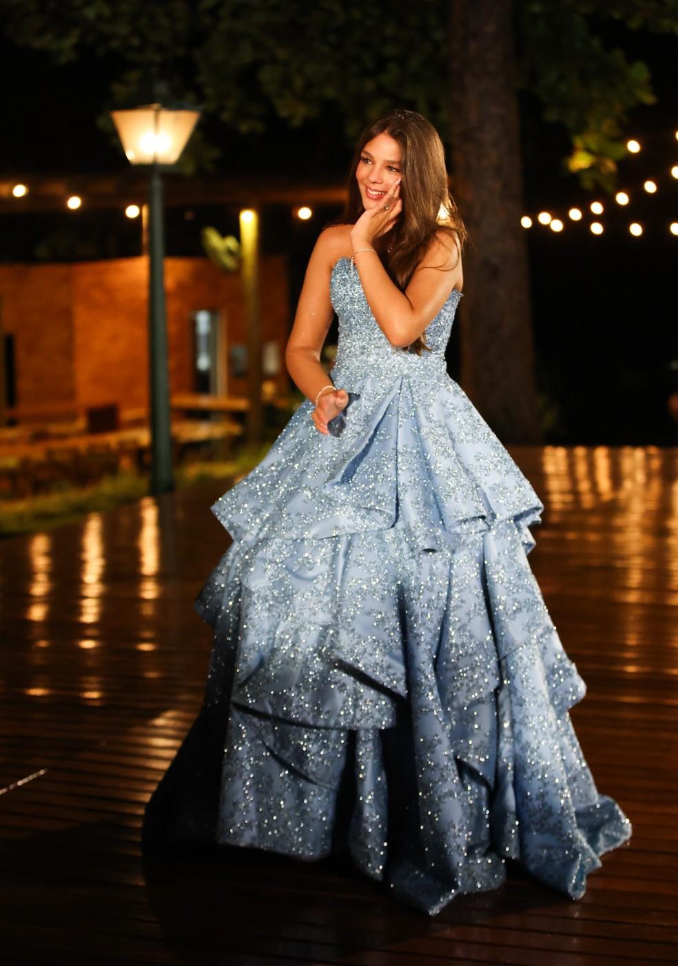 Maria Sophia Costa se emociona em sua festa de 15 anos