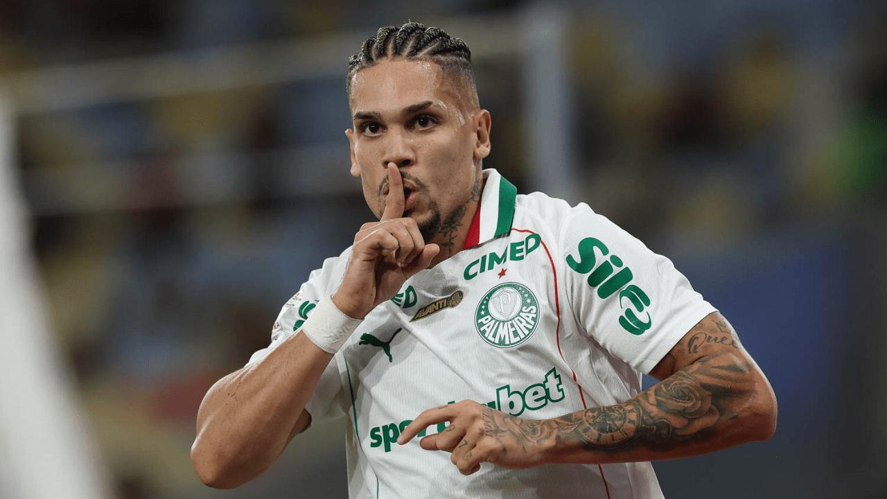 Jogador de futebol do Palmeiras fazendo sinal de silêncio