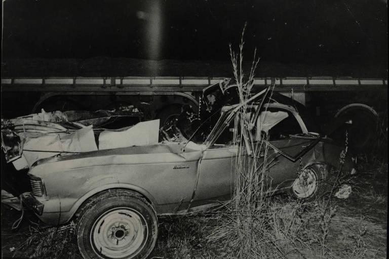 Carro gravemente danificado após um acidente