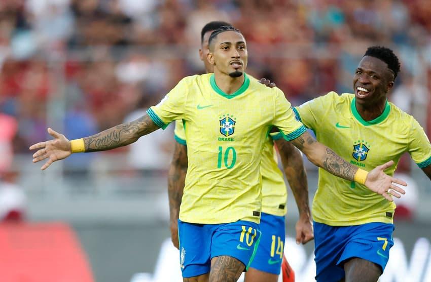 Raphinha e Vini Jr em jogo da Seleção Brasileira.