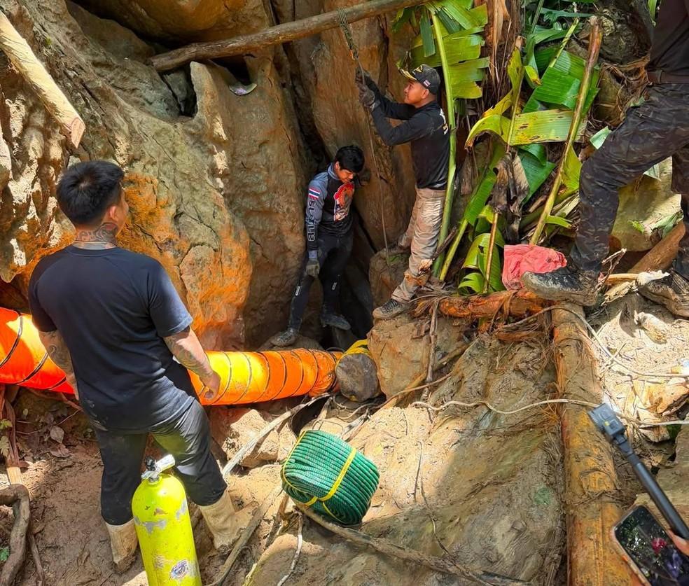 Equipes de resgate trabalhando para alcançar sete pessoas em caverna no Laos