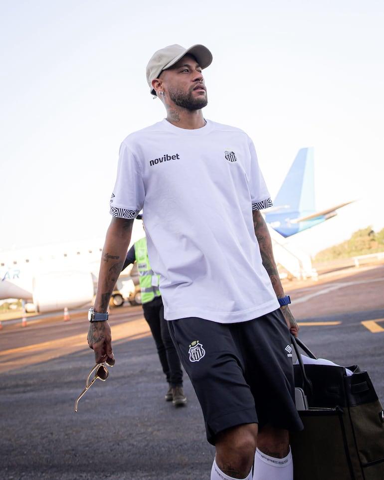 Neymar, a chegada da delegação do Santos ao Aeropuerto Internacional de Ponta Porã.