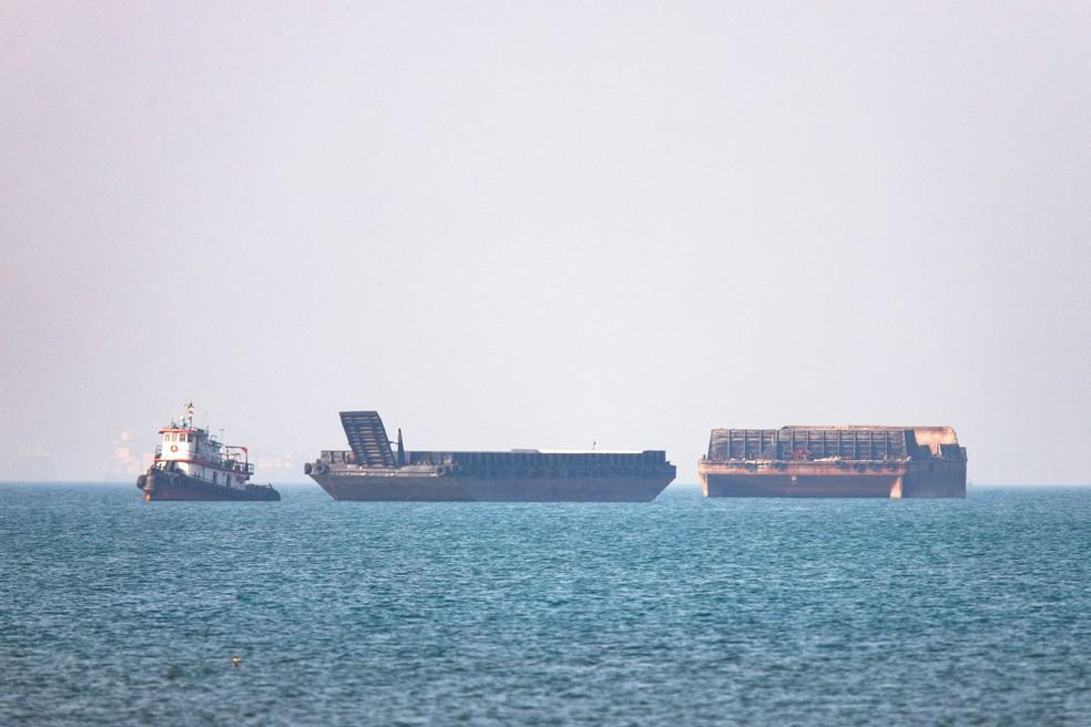 Embarcações no Estreito de Ormuz, perto de Bandar Abbas, Irã, em 4 de maio de 2026. — Foto: Amirhosein Khorgooi/ISNA/WANA via REUTERS.