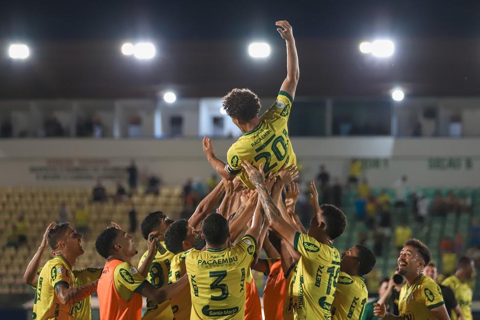 Camilo é levantado pelos jogadores do Mirassol em sua despedida do clube