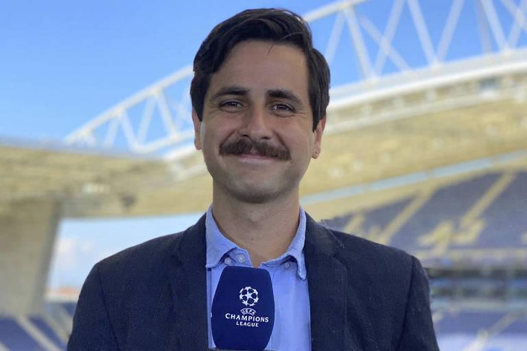 Fred Caldeira com microfone da TNT Sports em um estádio vazio