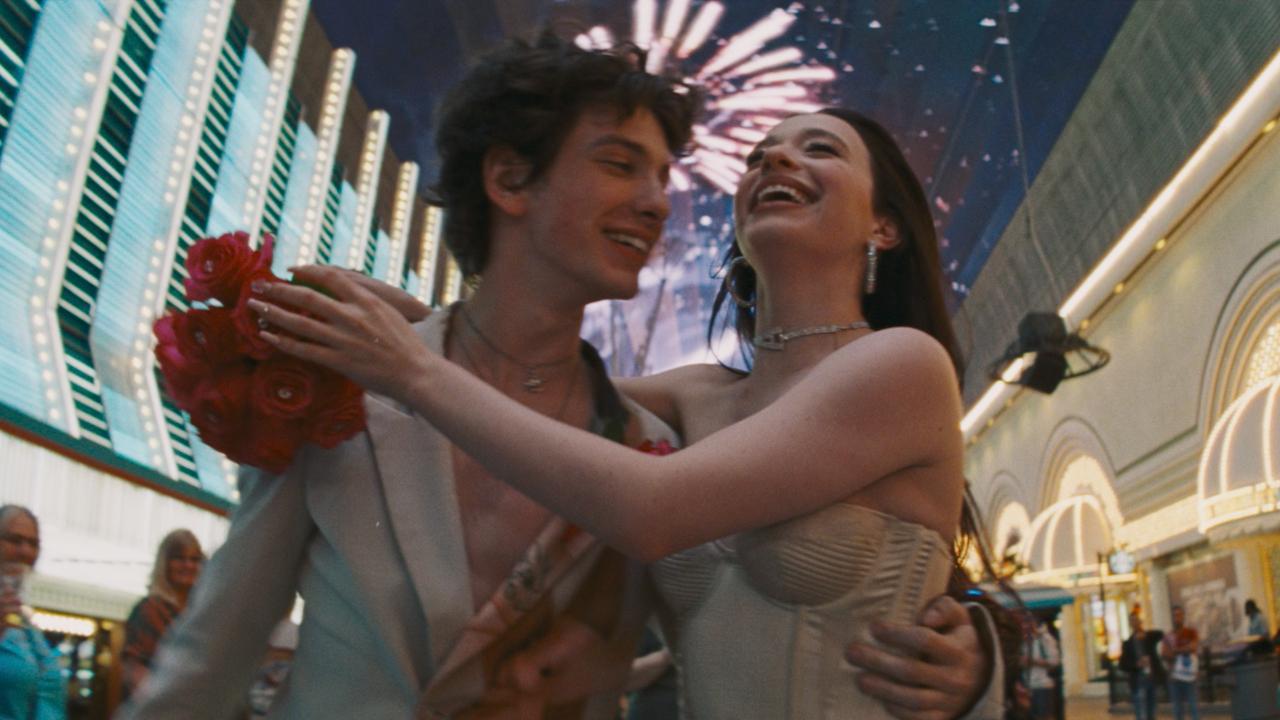 Mikey Madison e Mark Eydelshteyn como Ivan no Vegas Strip