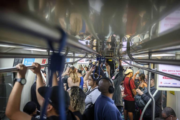 Interior de vagão de metrô cheio de passageiros