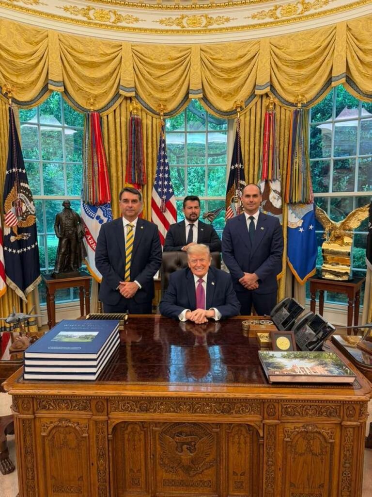 Flávio Bolsonaro se encontra com Donald Trump em Washington durante crise de pré-campanha