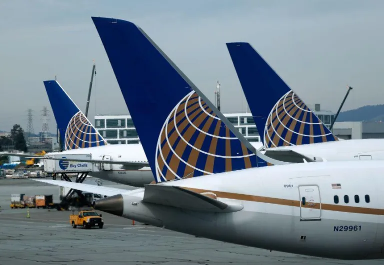 Passageiro de voo da United Airlines tentava entrar no cockpit e provoca desvio para Madison
