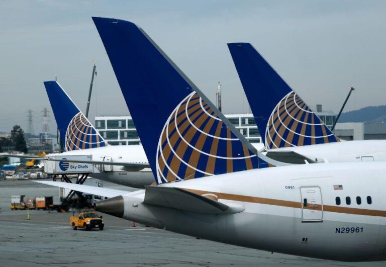 Passageiro de voo da United Airlines tentava entrar no cockpit e provoca desvio para Madison
