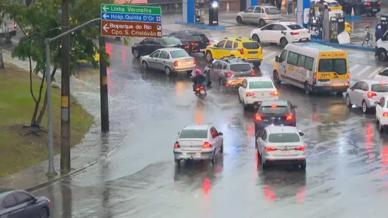 Previsão do Tempo: RJ Registra Quase Mil Raios e Chuva Ameaça Passeios na Praia