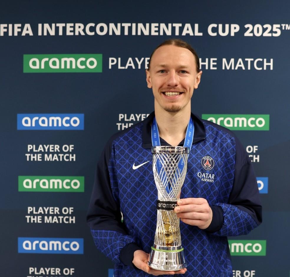 Safonov com troféu de melhor do jogo