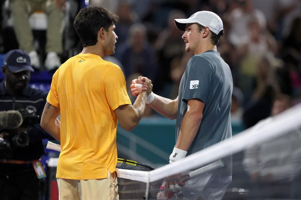 João Fonseca em ação contra Rafael Jódar, pelo Masters 1000 de Madri.