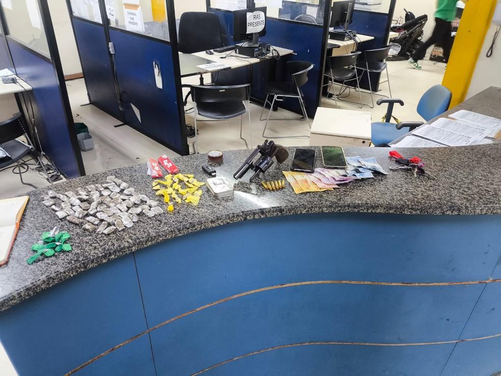 PM apreende drogas e dinheiro em espécie em banca dominada pela facção, em Jacarepaguá