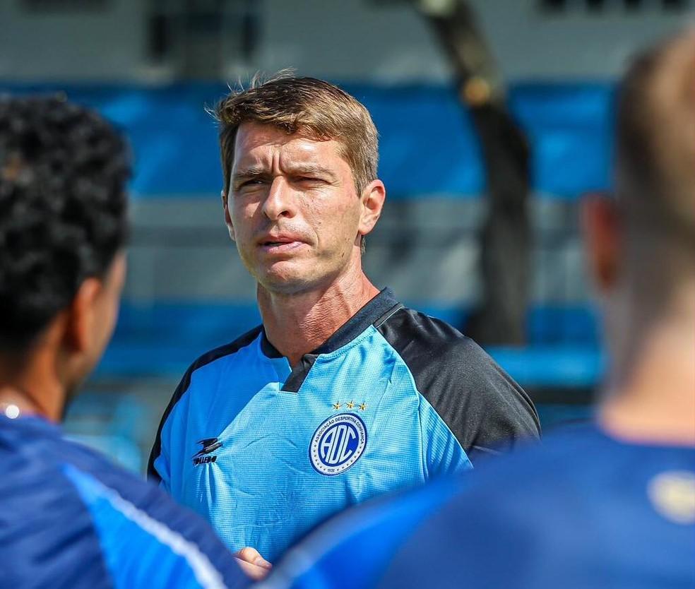 Thiago Gomes em seu primeiro treino como técnico do Confiança