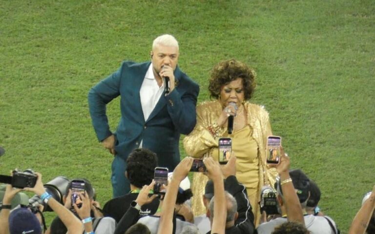Alcione e Belo geram polêmica ao cantar o hino nacional antes de Brasil x Panamá no Maracanã