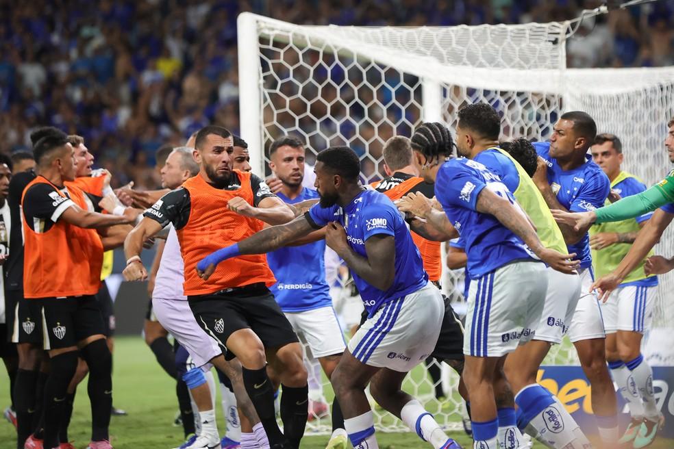 Briga em Cruzeiro x Atlético-MG na final do Mineiro