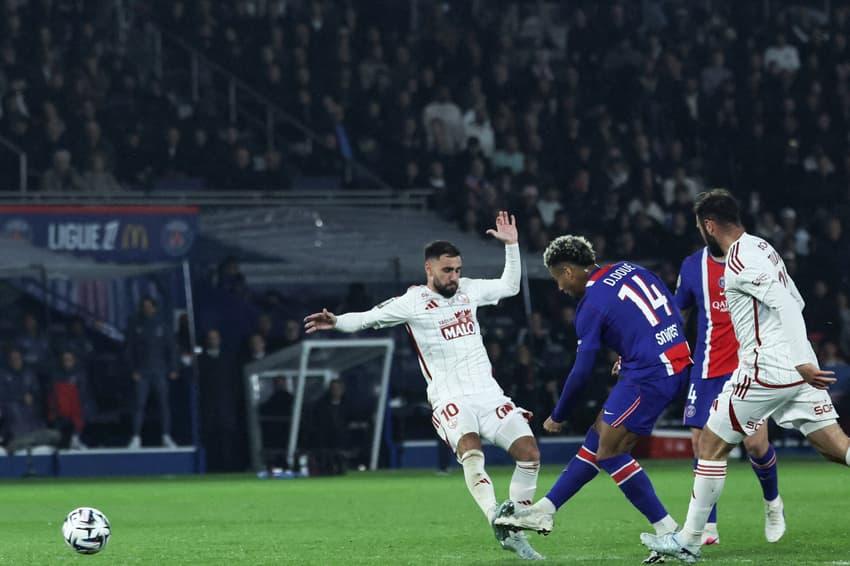 Doué finaliza para o gol da vitória do PSG contra o Brest