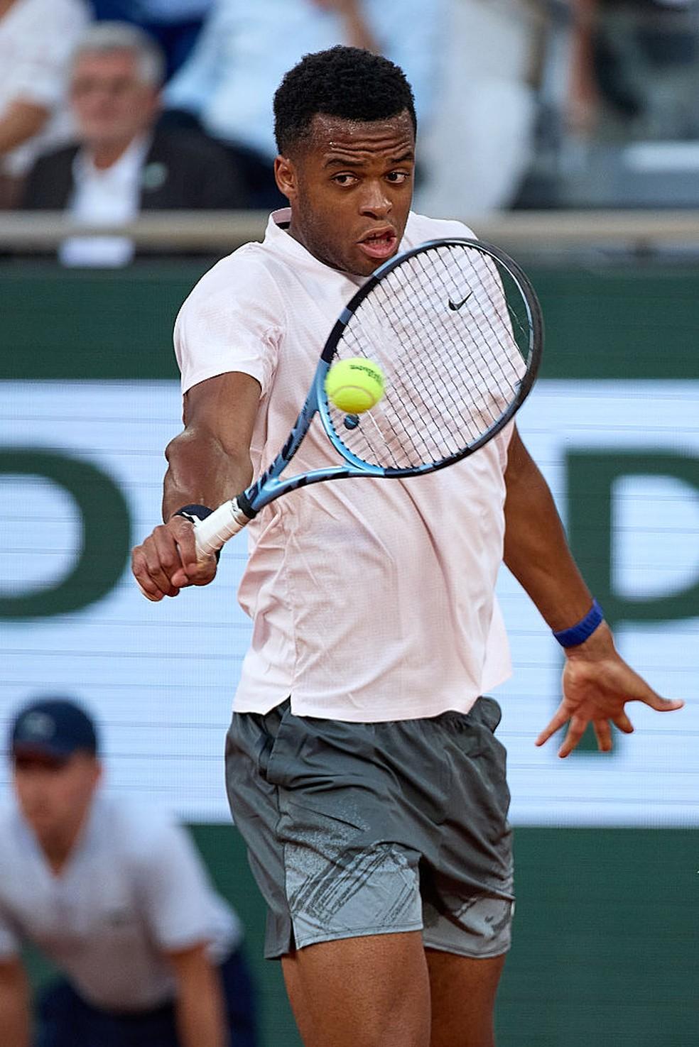 Perricard vence primeiro set contra Djokovic em Roland Garros