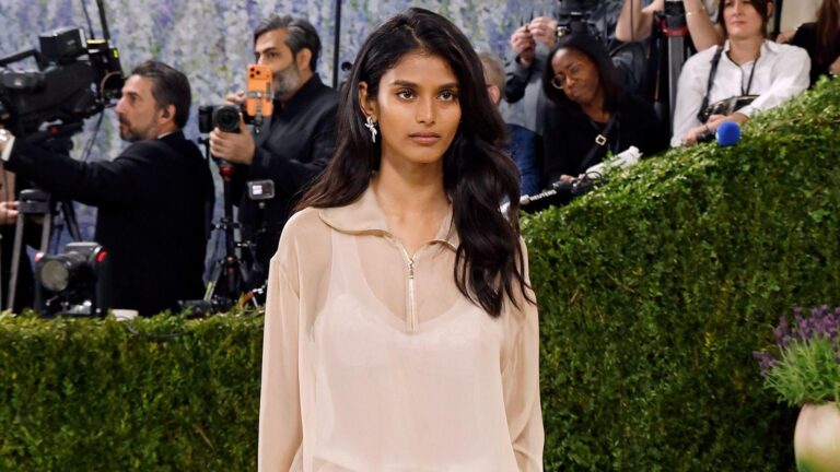 Bhavitha Mandava Inova com Jeans na Red Carpet do Met Gala 2026
