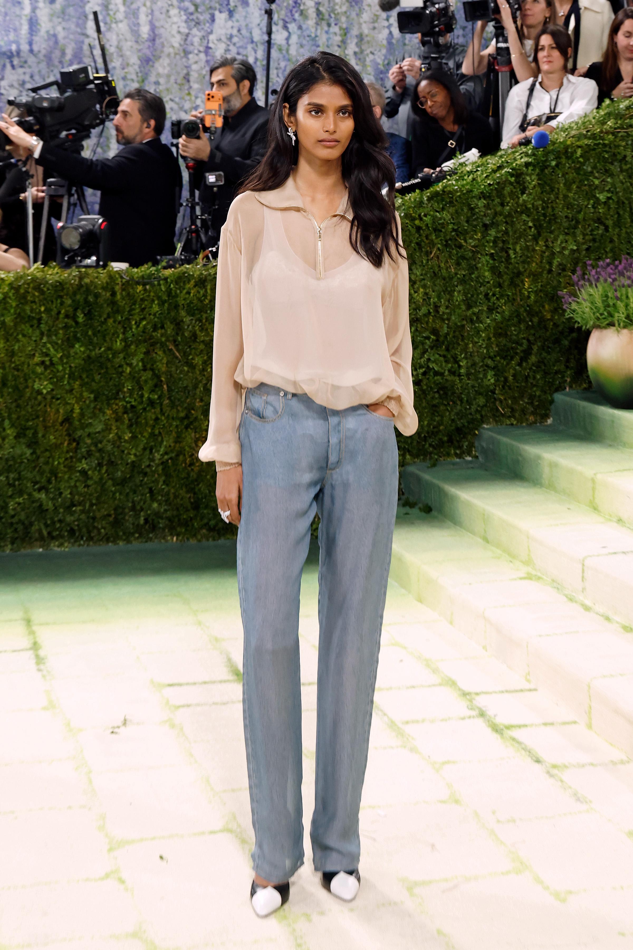 Bhavitha Mandava exibe seu look inovador na red carpet do Met Gala.
