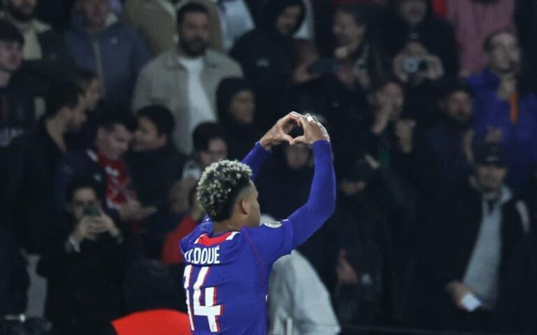 PSG vence Brest com golaço de Doué e se aproxima do título do Francês