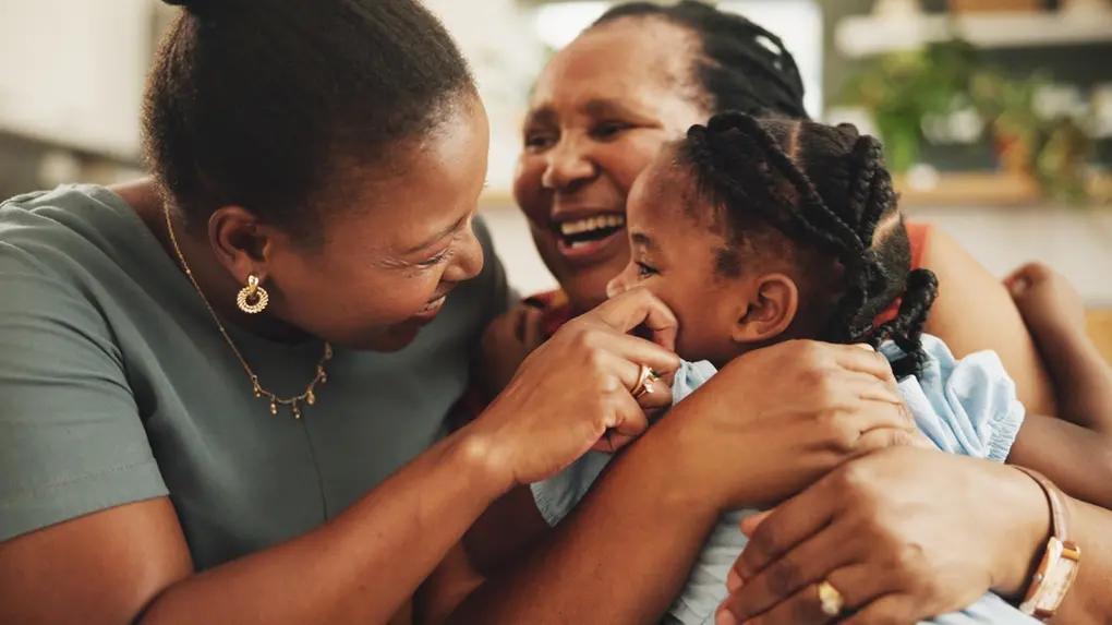 Três gerações de uma família negra compartilham um momento de afeto