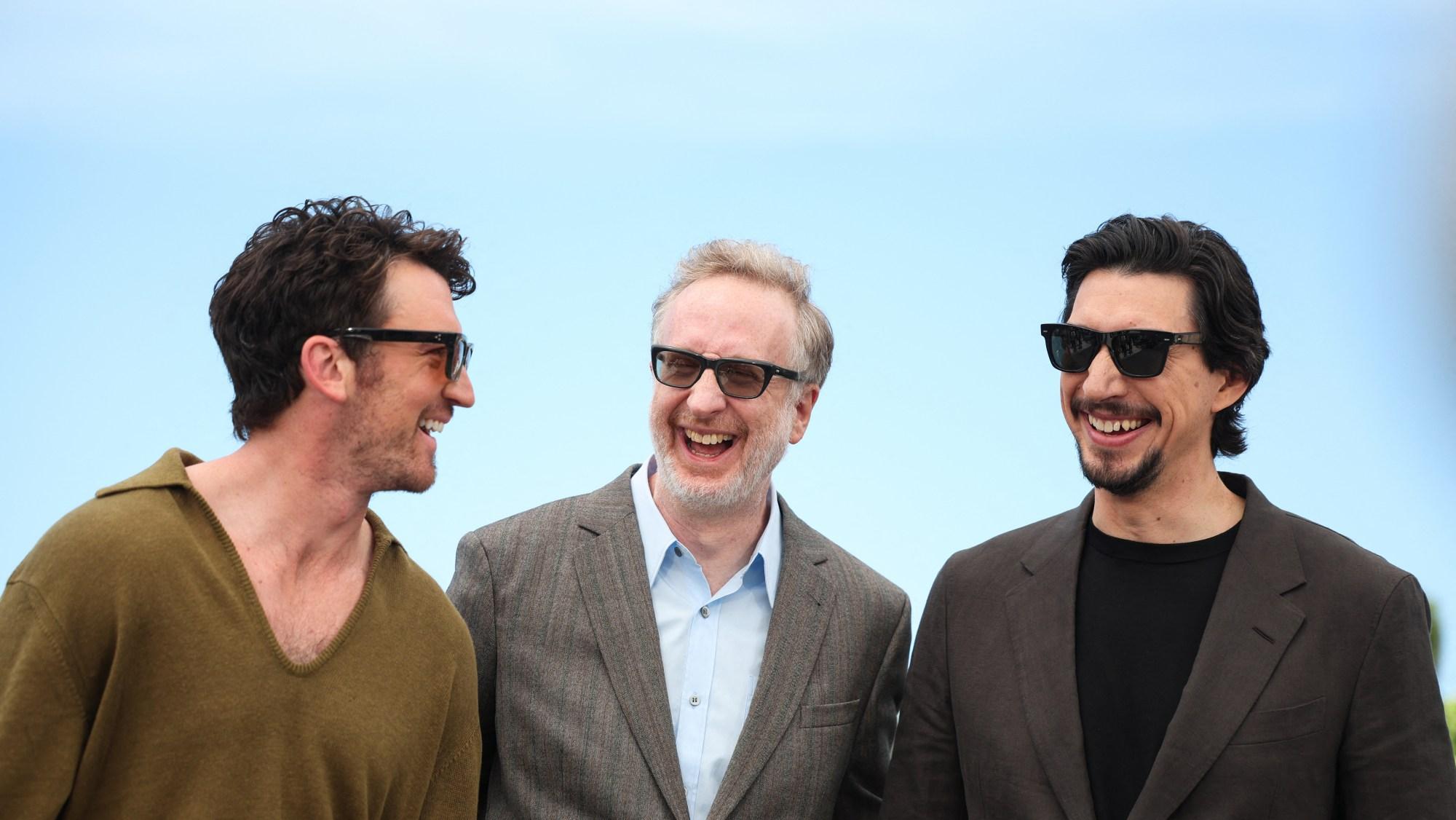  (L to R) Miles Teller, James Gray e Adam Driver no photocall de 'Paper Tiger' em Cannes.