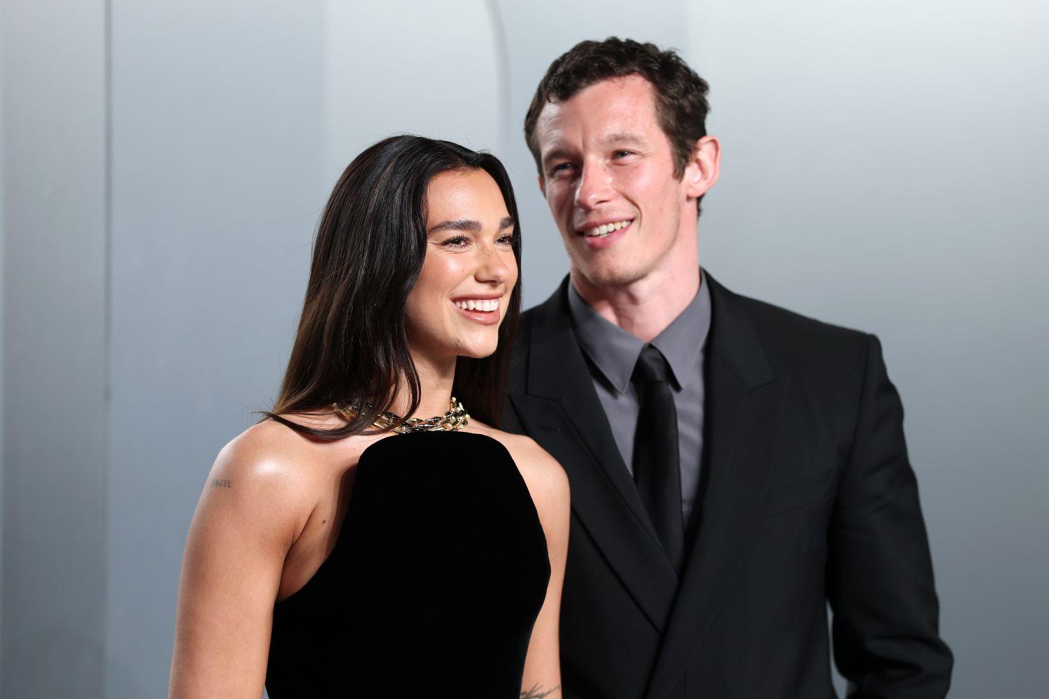 Dua Lipa e Callum Turner no dia de seu casamento civil em Londres