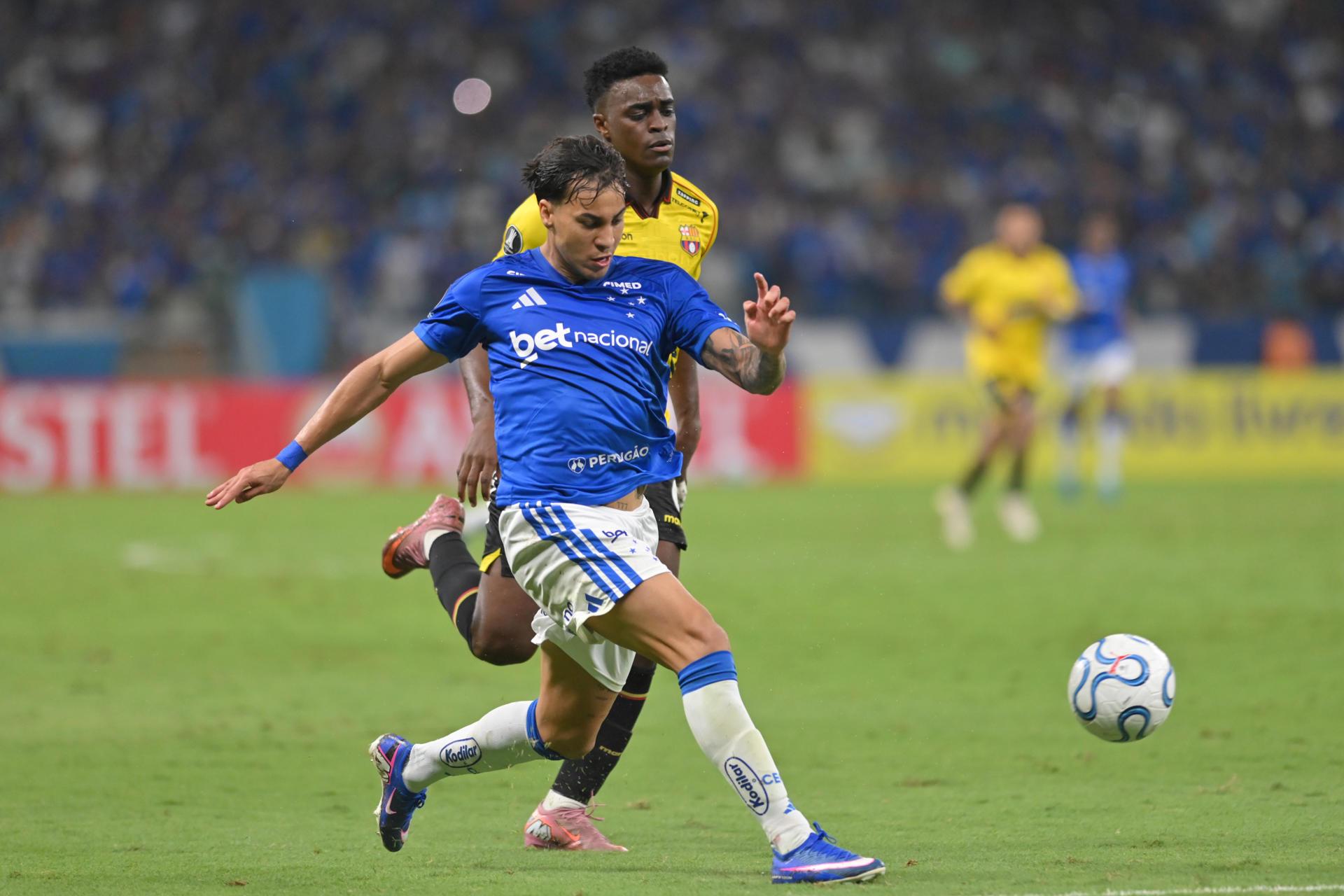 Kaio Jorge controla o balón no Mineirão