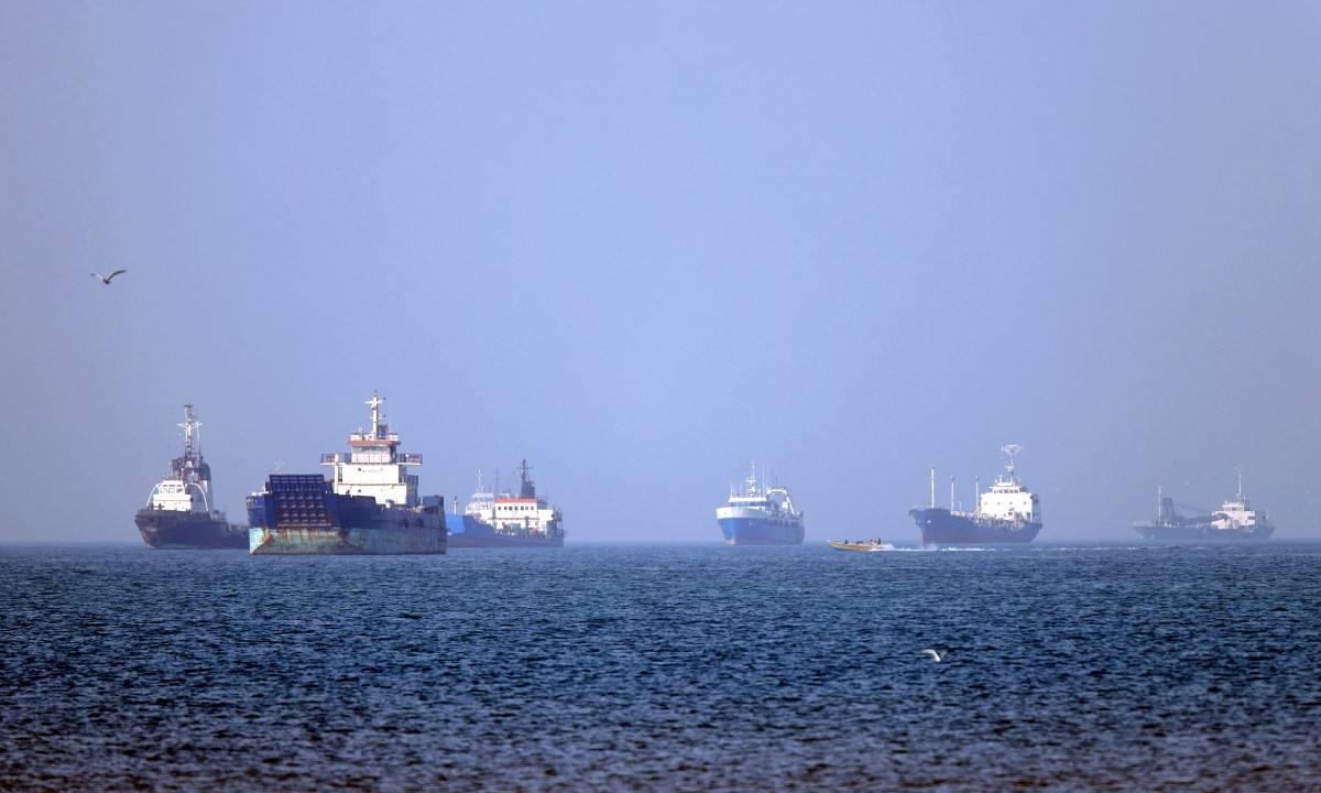 Navios no Estreito de Ormuz.