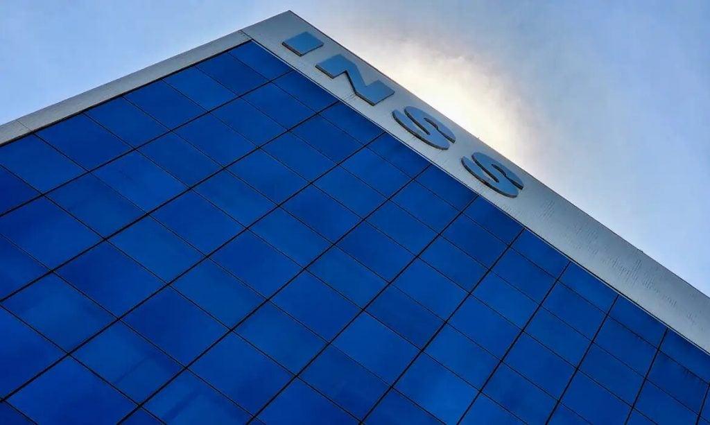 Beneficiário recebendo notificação do INSS pelo WhatsApp