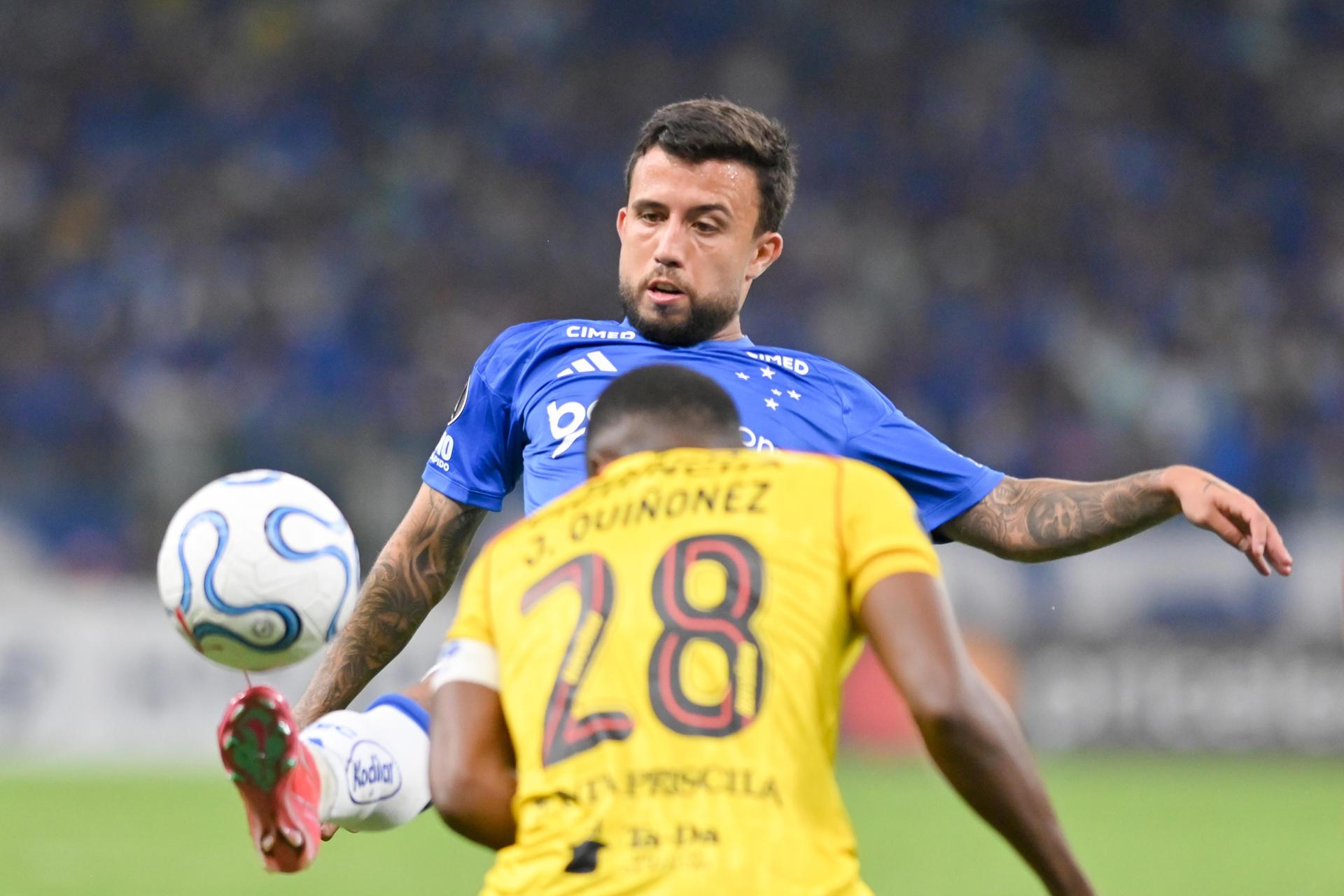 Matheus Henrique disputa o balón