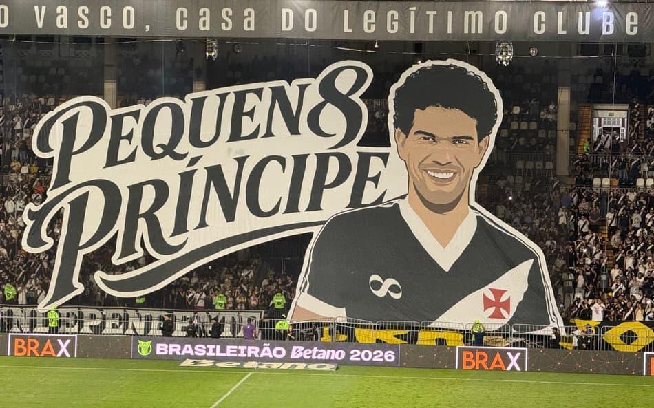 Mosaico 3D em homenagem a Geovani é erguido na torcida do Vasco