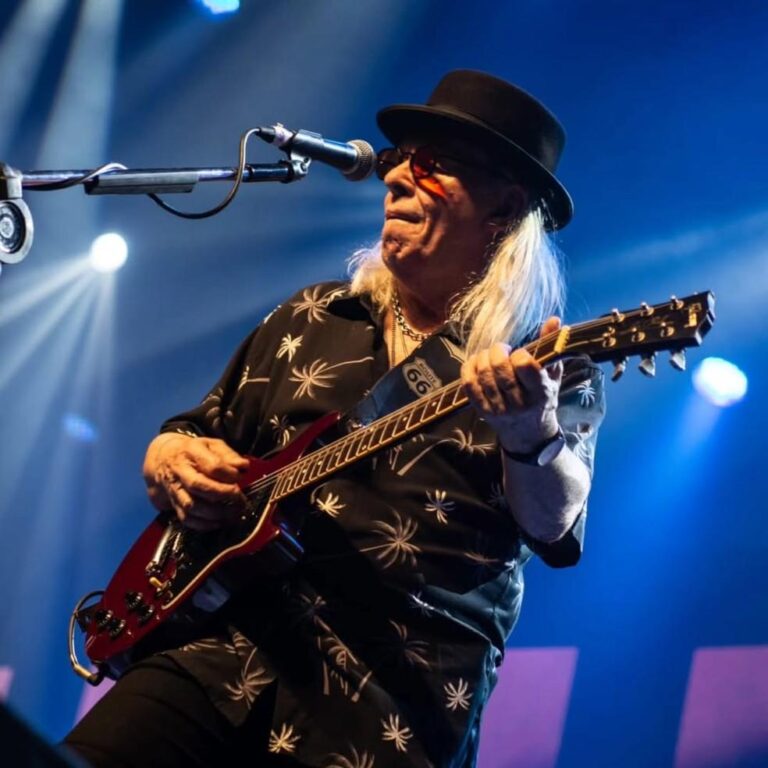 Morre Luiz Carlini, icônico guitarrista brasileiro, aos 73 anos