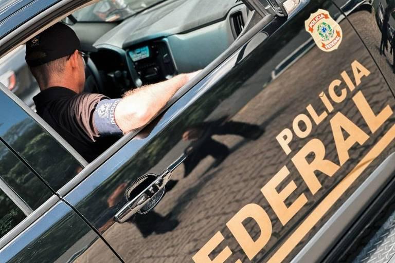 Agente da Polícia Federal em viatura