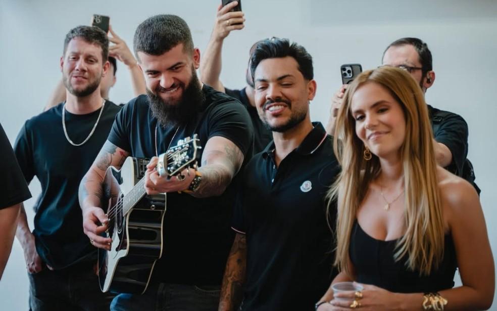 Cantores cantando durante homenagem em lar de idosos, em Goiânia