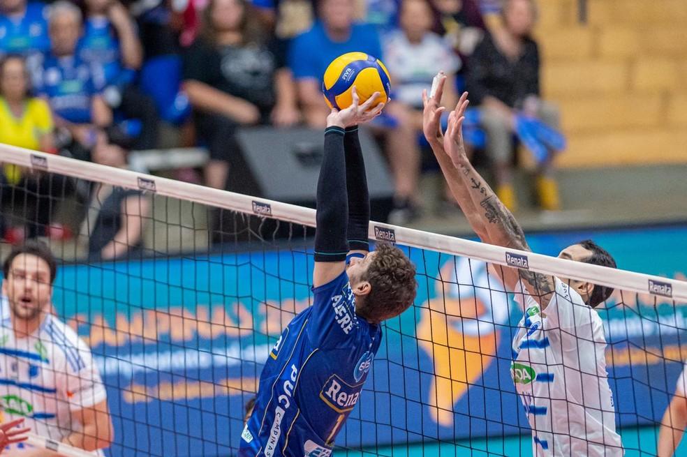 Lance de duelo entre Campinas e Cruzeiro na atual temporada