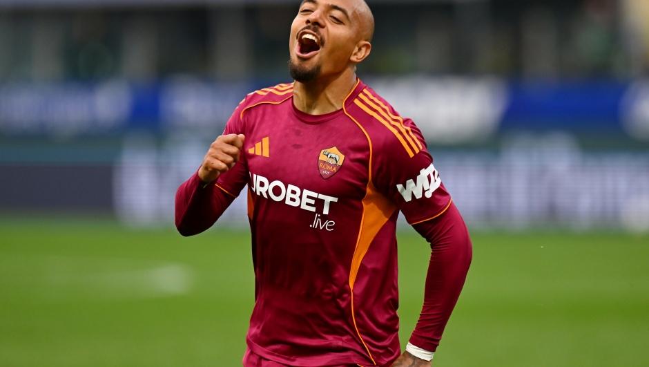 Donyell Malen celebra o gol pelo AS Roma durante a partida contra o Parma