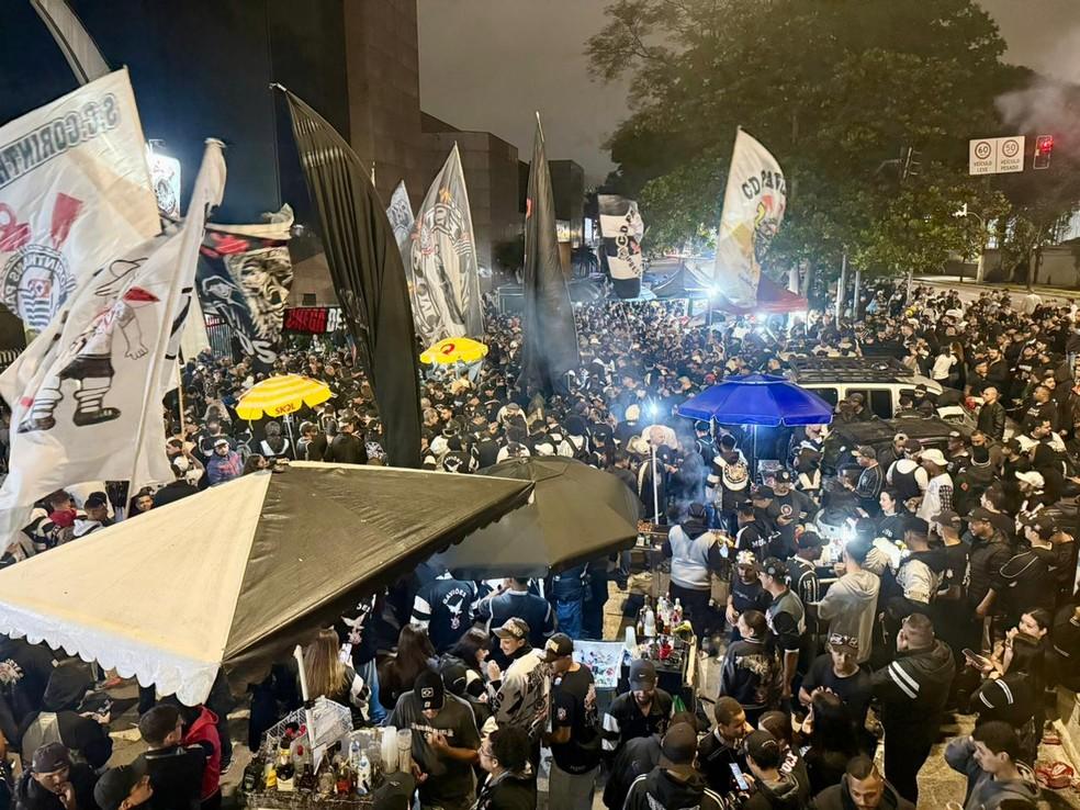 Torcedores protestam em frente ao Parque São Jorge e pedem expulsão do ex-presidente Andrés Sanchez do Corinthians