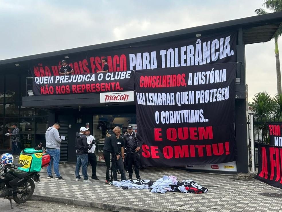 Torcedores estendem faixas em frente ao Parque São Jorge antes de o Conselho do Corinthians julgar a expulsão do ex-presidente Andrés Sanchez