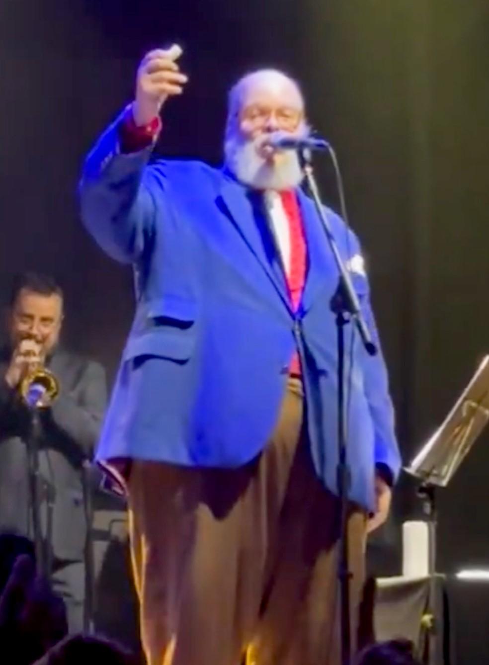 Ed Motta é acertado por rolha de vinho durante show no RJ