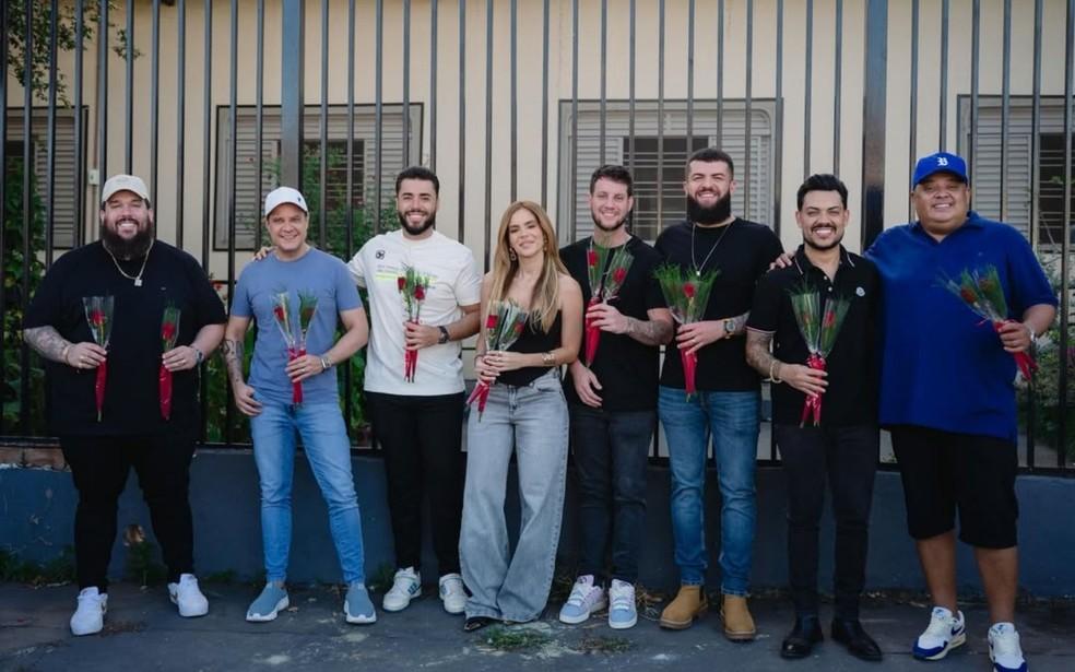 Cantores sertanejos realizam homenagem em lar de idosos, em Goiânia