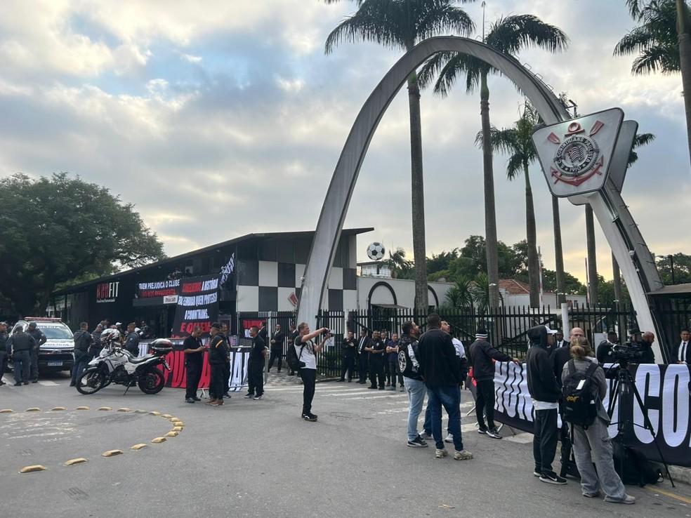 Movimentação à tarde no Parque São Jorge, antes de votação de expulsão do ex-presidente Andrés Sanchez