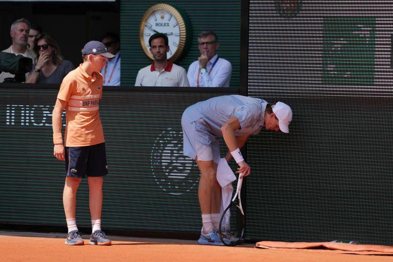 Jannik Sinner lutando contra o calor durante seu jogo
