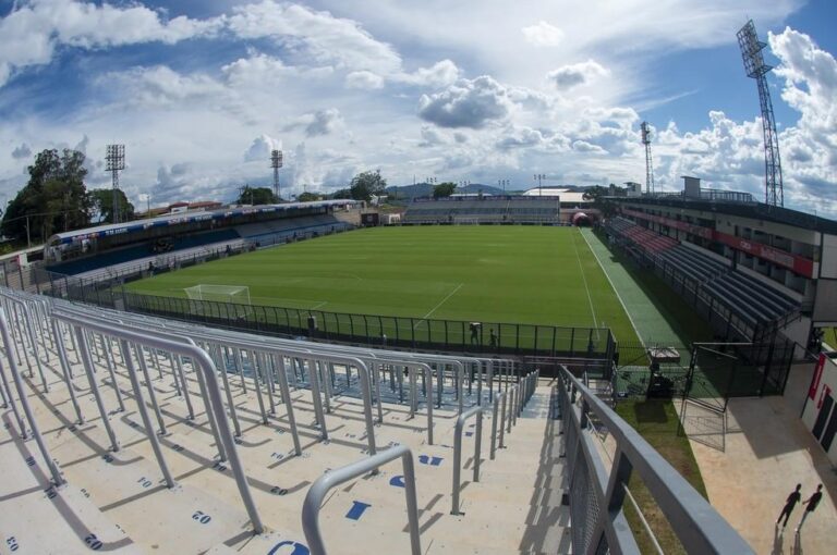 Bragantino e Internacional se enfrentam em confronto decisivo do Brasileirão