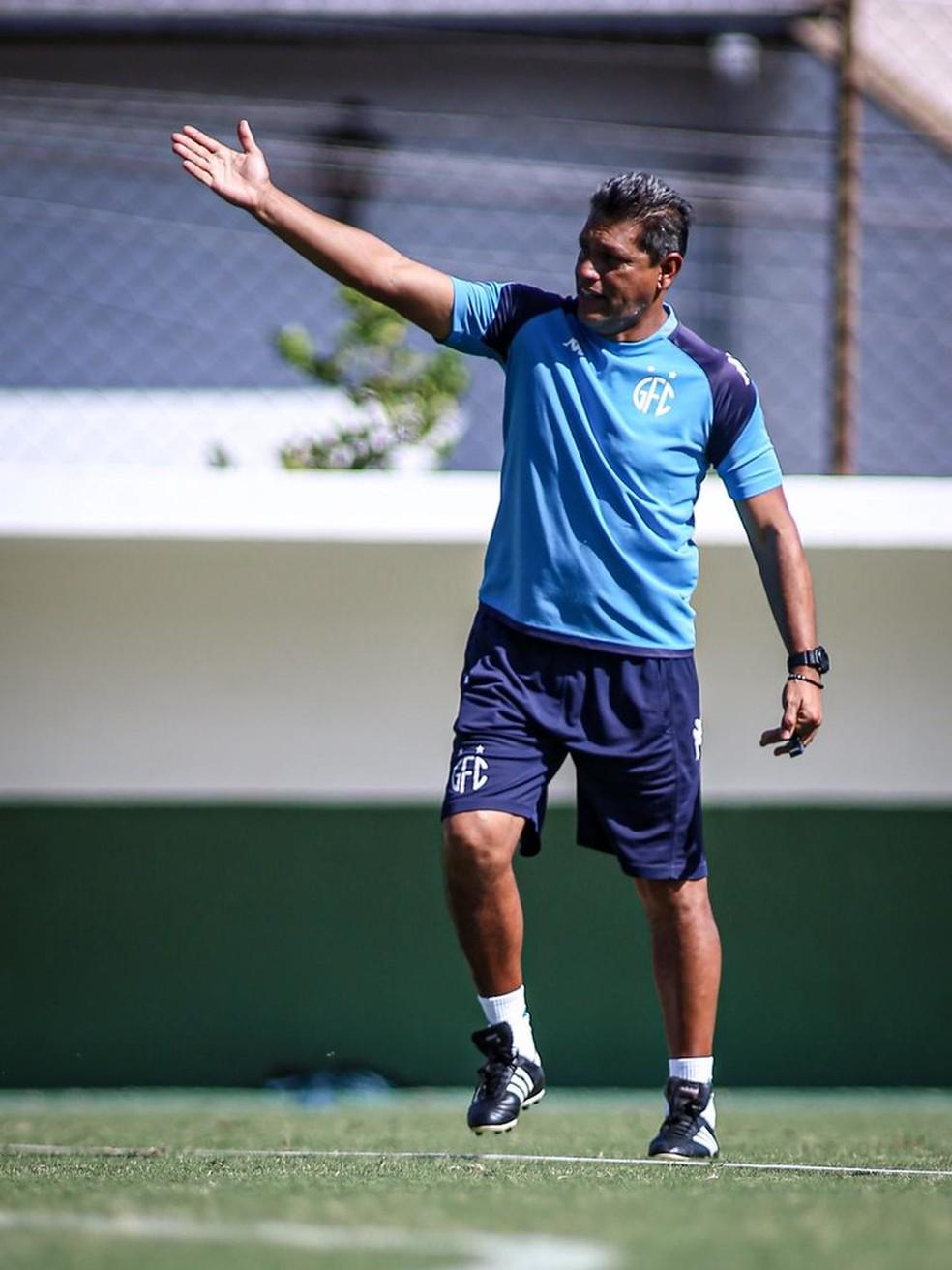 Elio Sizenando em treino do Guarani