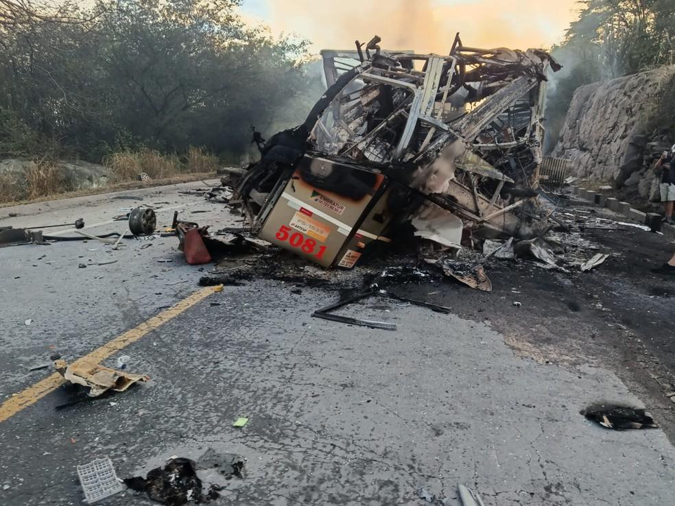 Veículos foram destruídos pelas chamas na BR-251