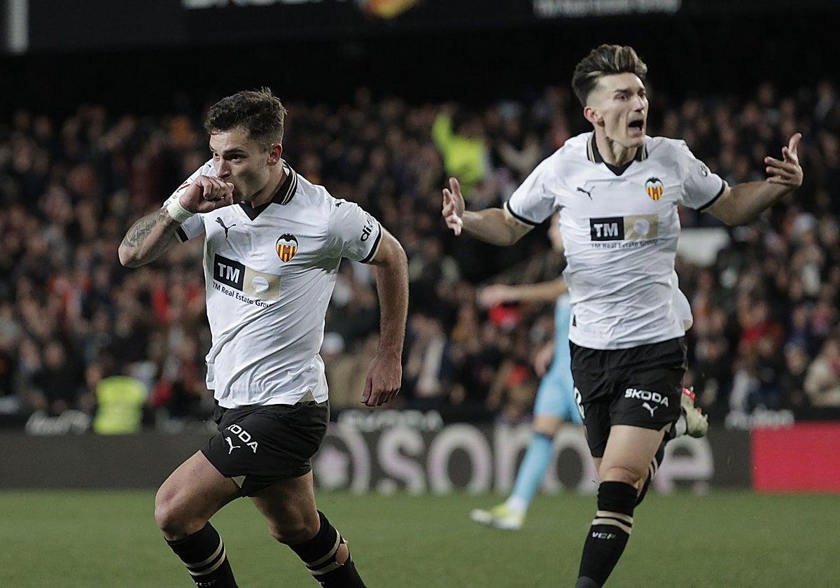 Hugo Duro celebra seu gol junto a Pepelu em um jogo em Mestalla frente ao Athletic Club.